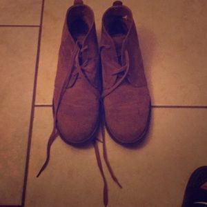 I am selling some good shoes